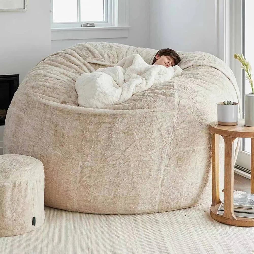 Luksusowy pokrowiec na pufę typu Bean Bag / Home Sponge Bed – elegancki i wyjątkowo miękki w dotyku. Duży, okrągły pokrowiec idealny do sypialni, salonu lub na balkon, który z łatwością może pełnić funkcję wygodnej kanapy lub strefy relaksu. Wykonany z puszystego, miękkiego materiału o przyjemnej fakturze, zapewnia wysoki komfort użytkowania i nowoczesny wygląd wnętrza.